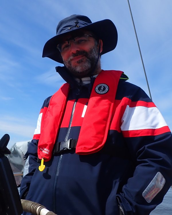 François Harvey à la barre d'un voilier, sur le fleuve dans Lanaudière